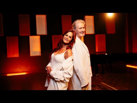 Youtube: Andrea Berg x Johnny Logan - Never walk alone (Offizielles Musikvideo)