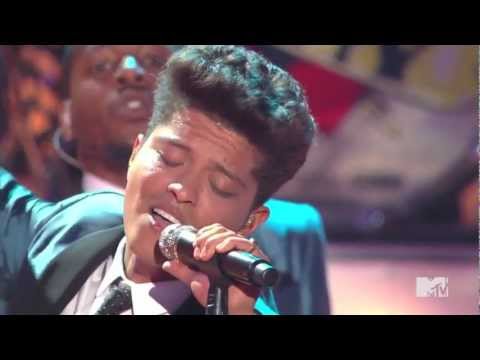 Youtube: Bruno Mars Valerie - Amy Winehouse Tribute VMA's 2