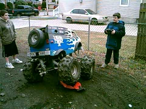 Youtube: Huge RC van crushes RC car