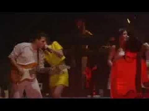 Youtube: Alizée - C'est Trop Tard (Live - En Concert 2004)