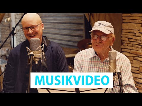 Youtube: Art Garfunkel Jr. & Art Garfunkel - Ein Zug fährt durch die Nacht (500 Miles) (Offizielles Video)