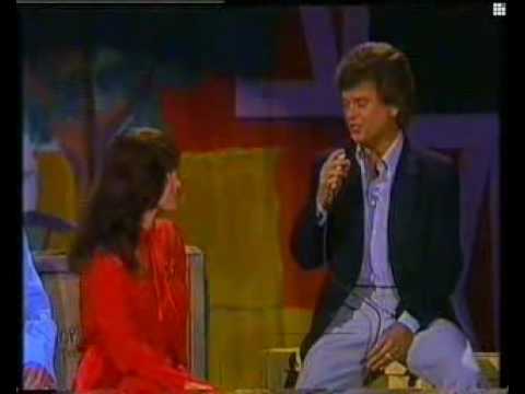 Youtube: Conway Twitty & Loretta Lynn - Hello Darlin' [Live]