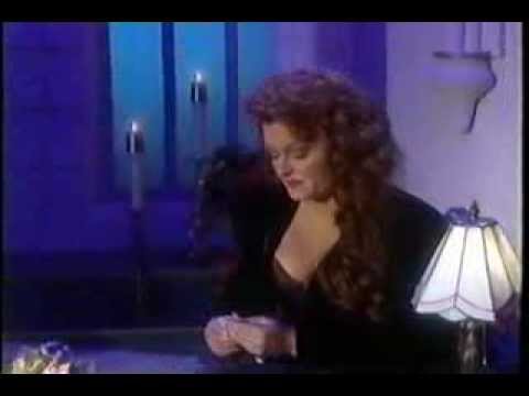 Youtube: Wynonna - BLUE CHRISTMAS (1993 TV Special)