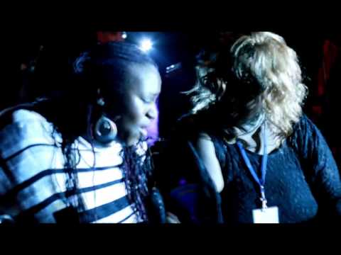 Youtube: Weather Girls - It's Raining Men - Spontan-Auftritt