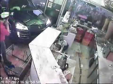 Youtube: Porsche im Dönerladen Unfall (kaza) KAPLAN!!! 28.02.12.avi