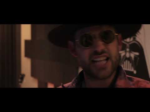 Youtube: Jimmy Sax - Thunderstruck ACDC ( Renee Phoenix)