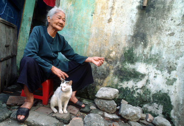 5543-Alte-Vietnamesische-Frau-mit-Katze-